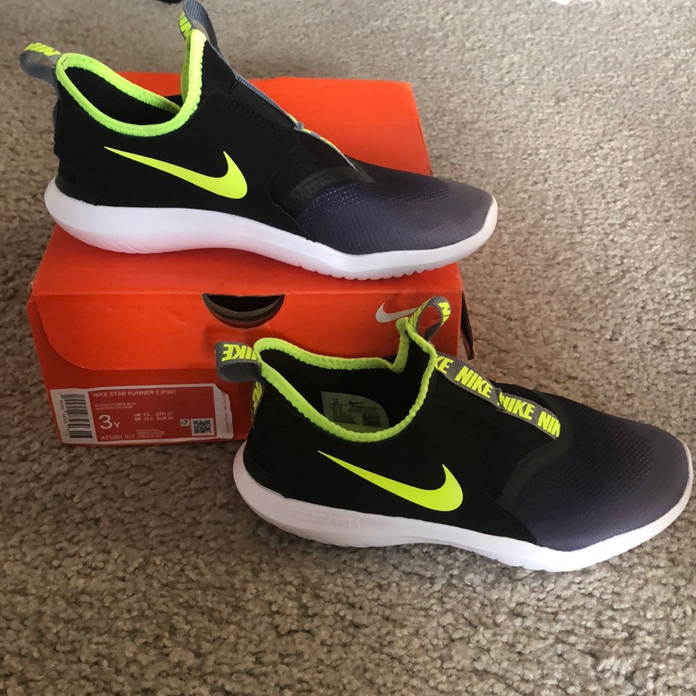 Boys Nike Star Runner 2 Black/Green Size 3 - NWT